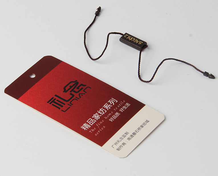 衣服吊牌在定做時(shí)出幺蛾子，制造商這樣做不懼怕劃痕
