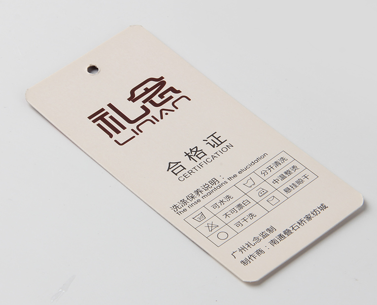 衣服吊牌在定做時(shí)出幺蛾子，制造商這樣做不懼怕劃痕