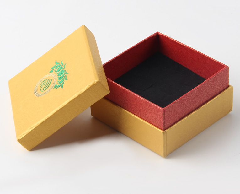 代表化妝品盒子廠家的老師傅，仔細(xì)比對3個小時，只為品質(zhì)
