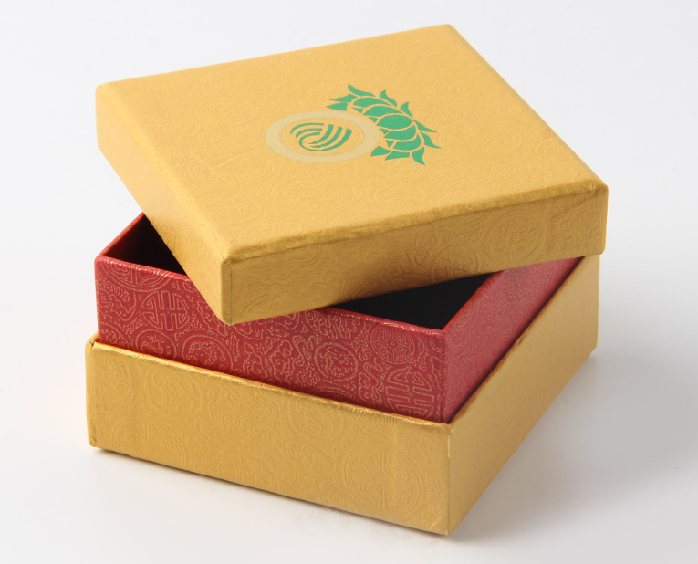 代表化妝品盒子廠家的老師傅，仔細(xì)比對3個小時，只為品質(zhì)