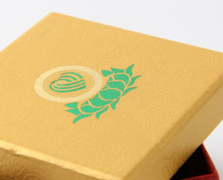 代表化妝品盒子廠家的老師傅，仔細(xì)比對3個小時，只為品質(zhì)